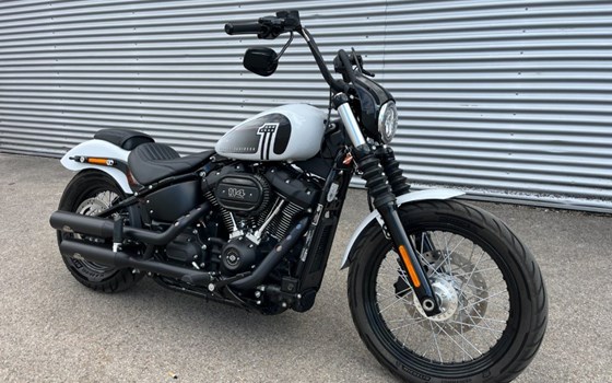 Gebrauchtmotorrad Harley-Davidson Softail Street Bob 114 FXBBS - Bild 4