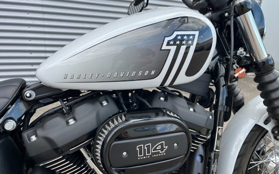 Gebrauchtmotorrad Harley-Davidson Softail Street Bob 114 FXBBS - Bild 5