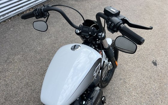 Gebrauchtmotorrad Harley-Davidson Softail Street Bob 114 FXBBS - Bild 6