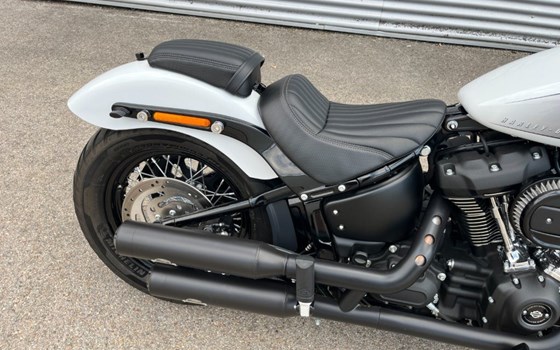 Gebrauchtmotorrad Harley-Davidson Softail Street Bob 114 FXBBS - Bild 7