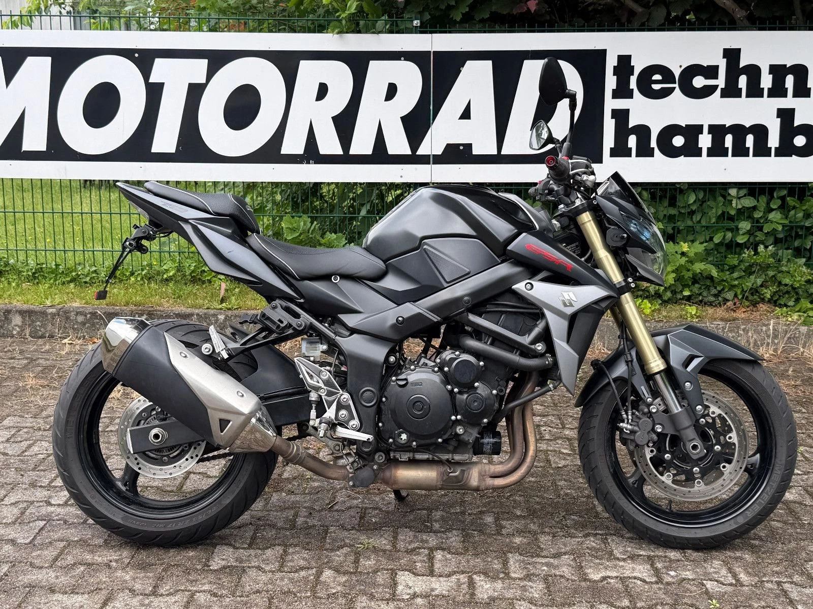 Suzuki GSR 750