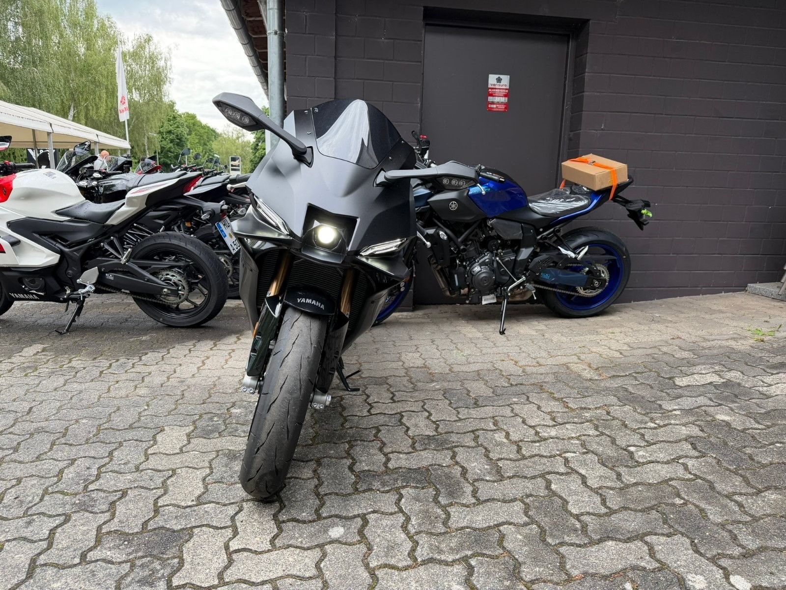 Yamaha R9