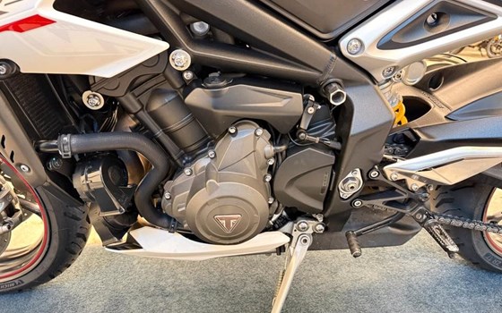 Gebrauchtmotorrad Triumph Street Triple 765 RS - Bild 3