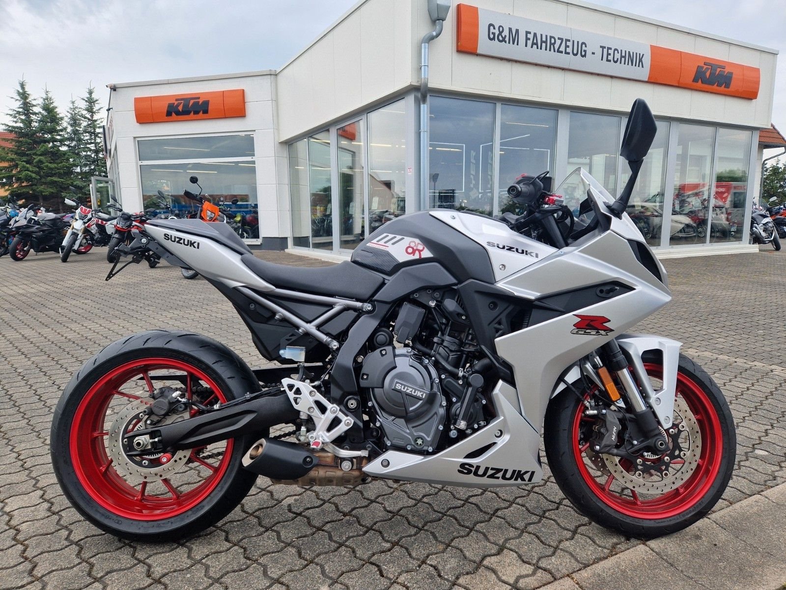 Suzuki GSX-8R 