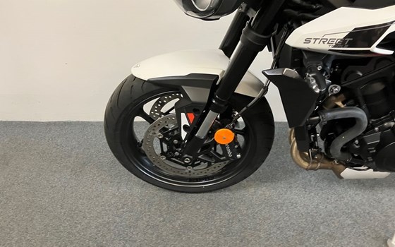 Gebrauchtmotorrad Triumph Street Triple 765 R - Bild 13