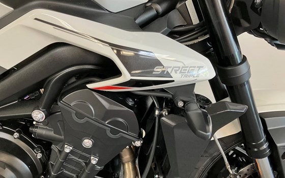 Gebrauchtmotorrad Triumph Street Triple 765 R - Bild 3