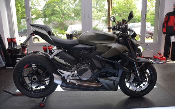 Gebrauchtmotorrad Ducati Streetfighter V2 - Bild 2