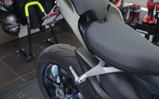 Gebrauchtmotorrad Ducati Streetfighter V2 - Bild 5