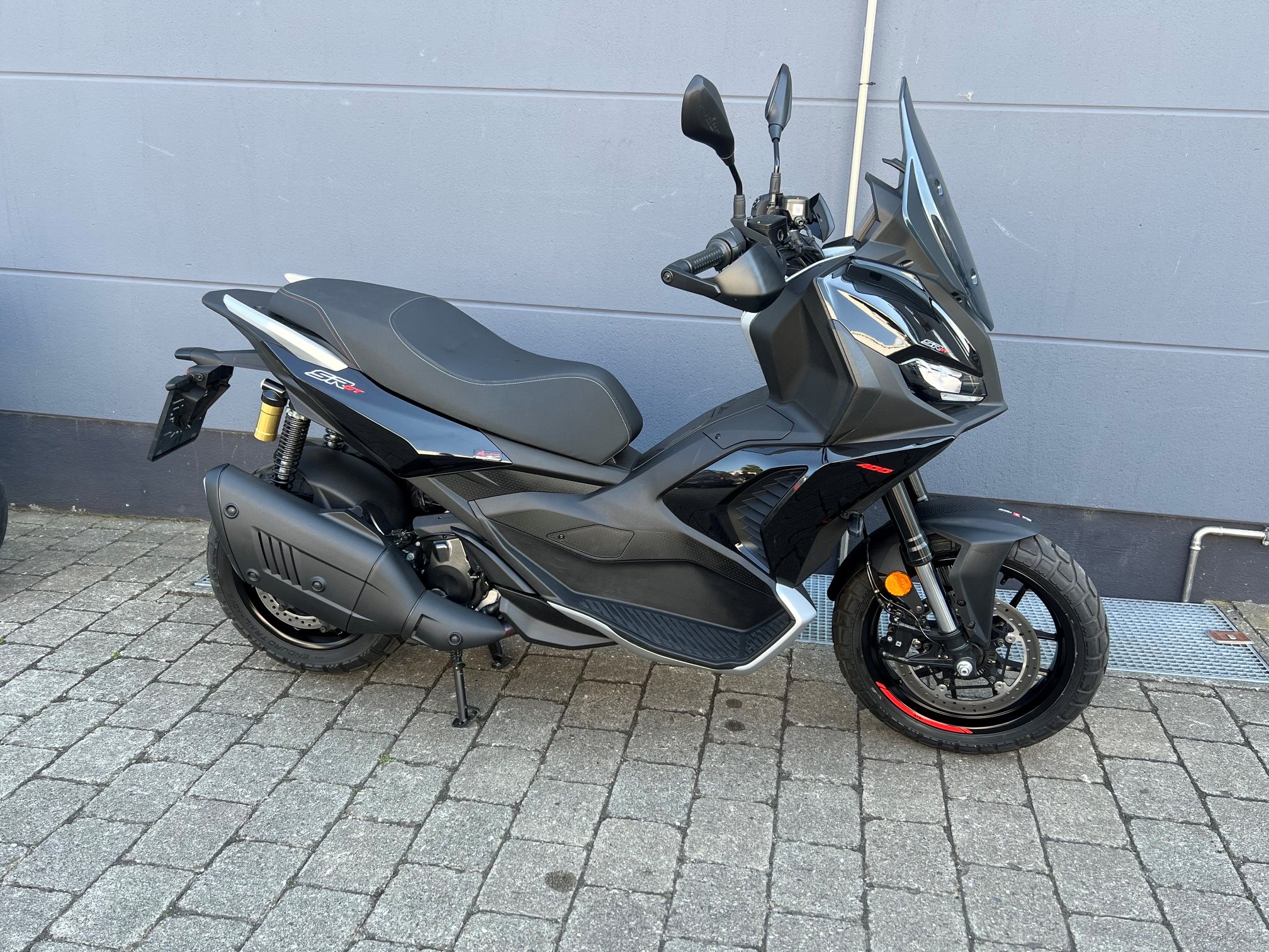 Aprilia SR GT 400