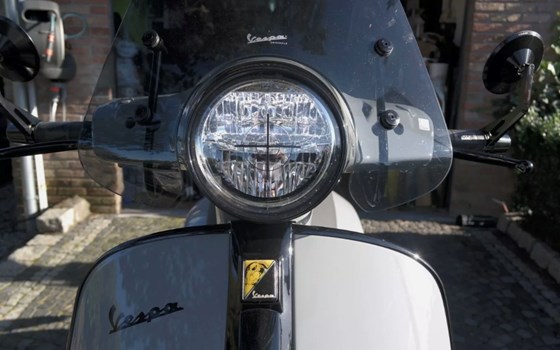 Gebrauchtmotorrad Vespa GTS 300 - Bild 1