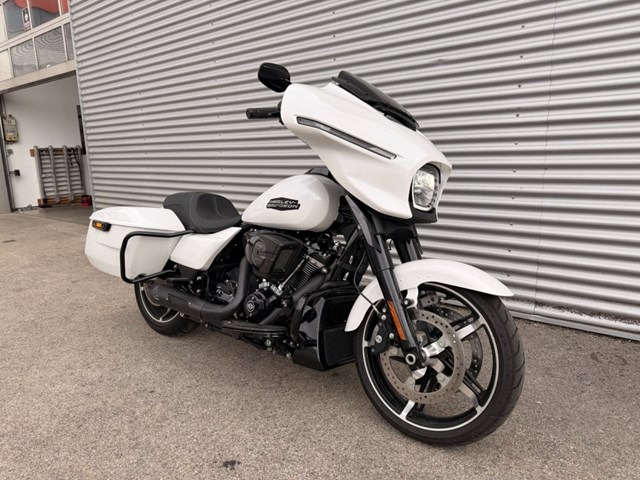 Harley-Davidson Street Glide FLHX (weiss) - Bild 3