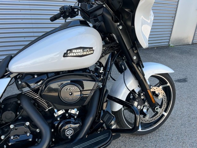 Harley-Davidson Street Glide FLHX (weiss) - Bild 4
