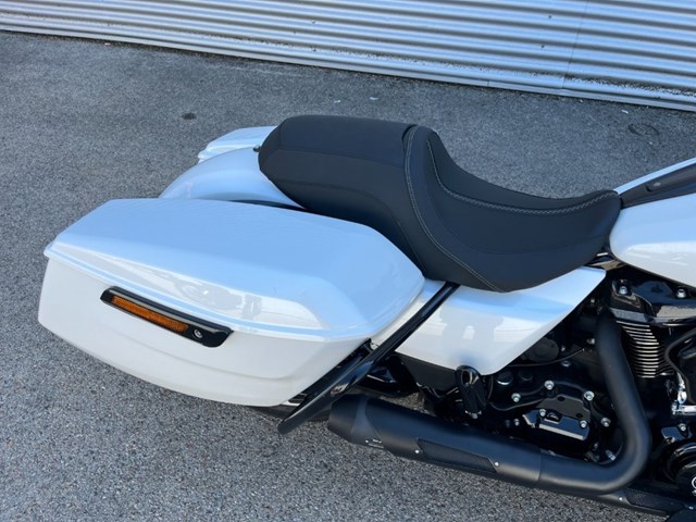Harley-Davidson Street Glide FLHX (weiss) - Bild 5