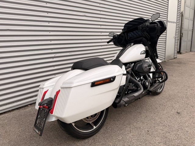 Harley-Davidson Street Glide FLHX (weiss) - Bild 6