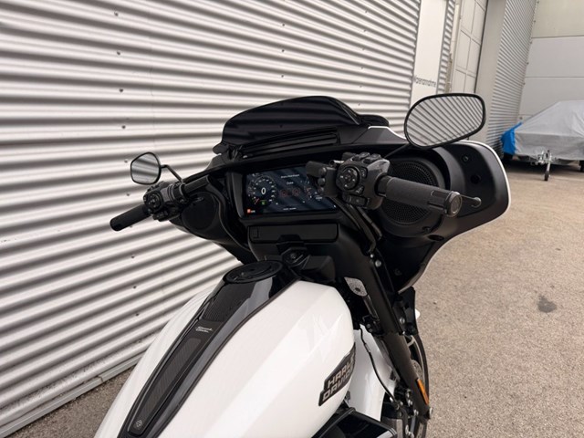 Harley-Davidson Street Glide FLHX (weiss) - Bild 7