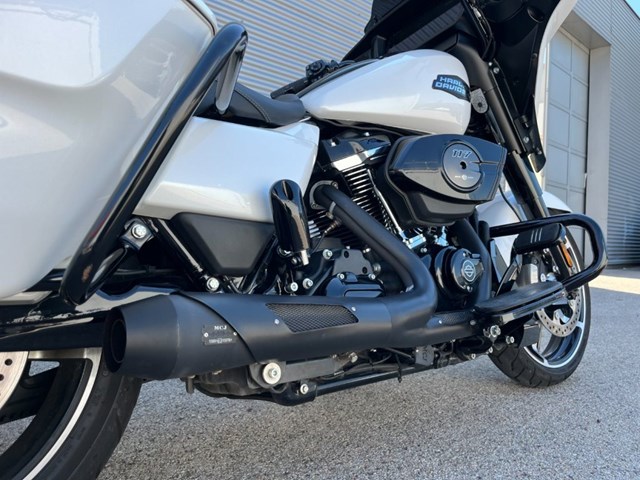 Harley-Davidson Street Glide FLHX (weiss) - Bild 8