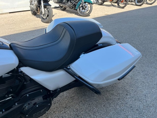 Harley-Davidson Street Glide FLHX (weiss) - Bild 9
