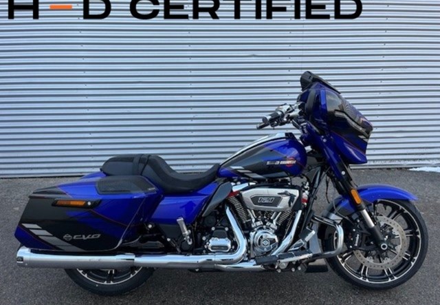 Harley-Davidson CVO Street Glide FLHXSE (blau)