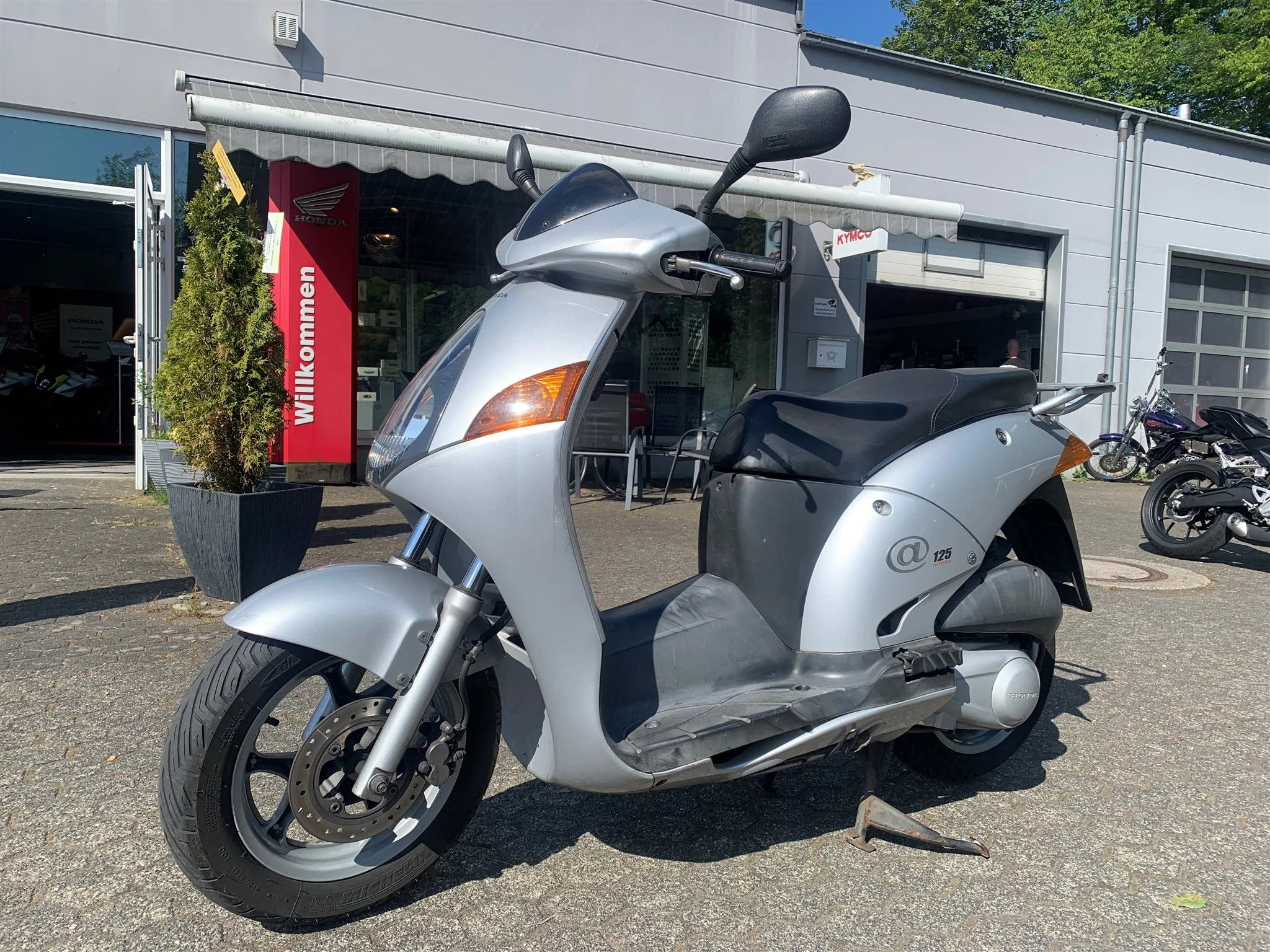 Honda @ 125 / NES 125