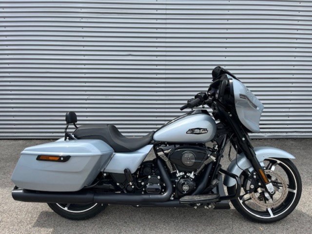 Harley-Davidson Street Glide FLHX (silber) - Bild 2