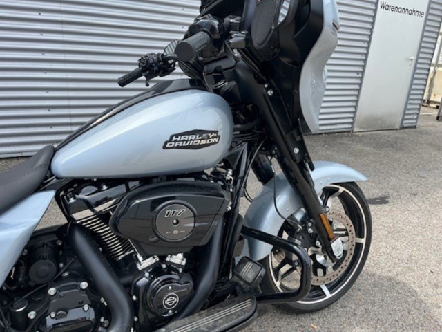 Harley-Davidson Street Glide FLHX (silber) - Bild 3
