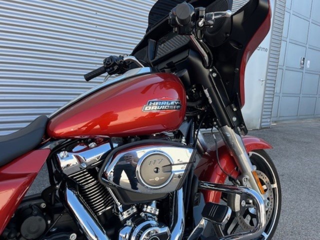 Harley-Davidson Street Glide FLHX (rot) - Bild 3