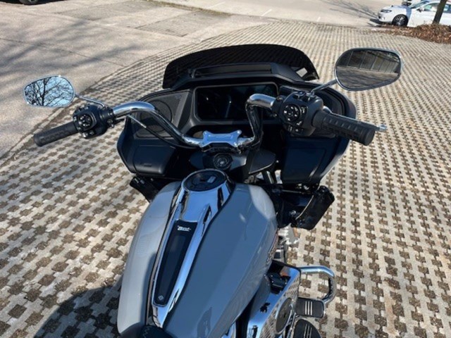 Harley-Davidson Road Glide FLTRX (grau) - Bild 4