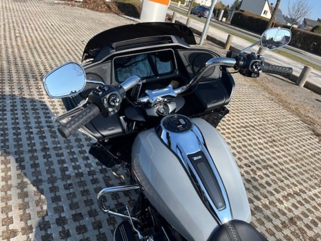 Harley-Davidson Road Glide FLTRX (grau) - Bild 8