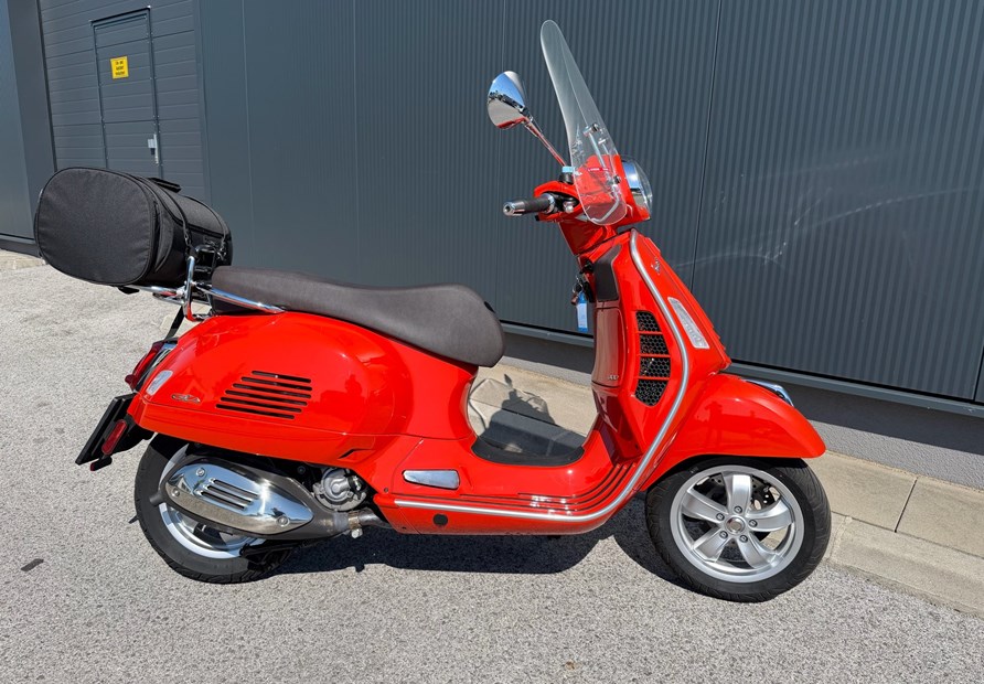 Vespa GTS 300 hpe (orange)