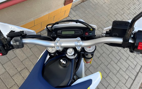 Gebrauchtmotorrad Husqvarna 701 Enduro - Bild 6