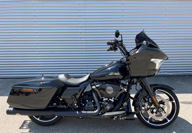 Harley-Davidson Road Glide FLTRX (Vivid Black/Black Finish)