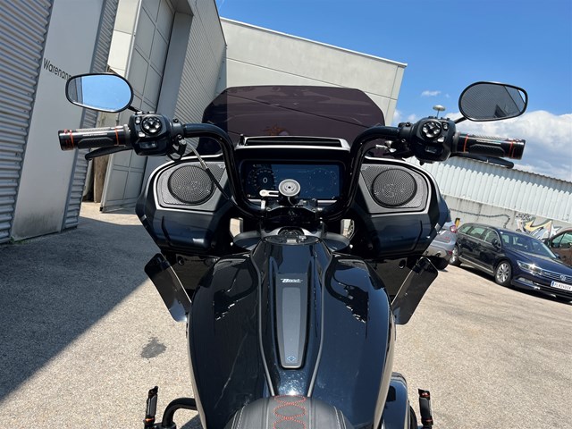 Harley-Davidson Road Glide FLTRX (Vivid Black/Black Finish) - Bild 12