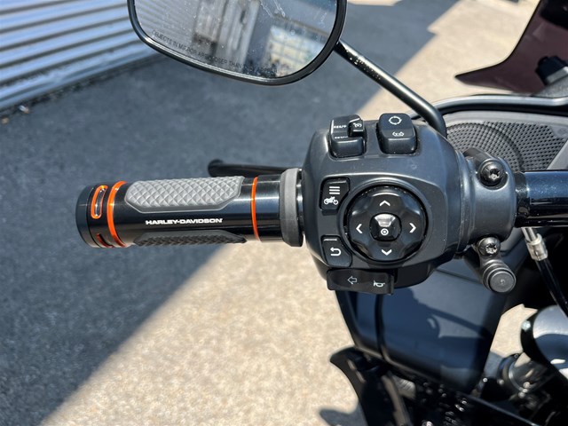 Harley-Davidson Road Glide FLTRX (Vivid Black/Black Finish) - Bild 14