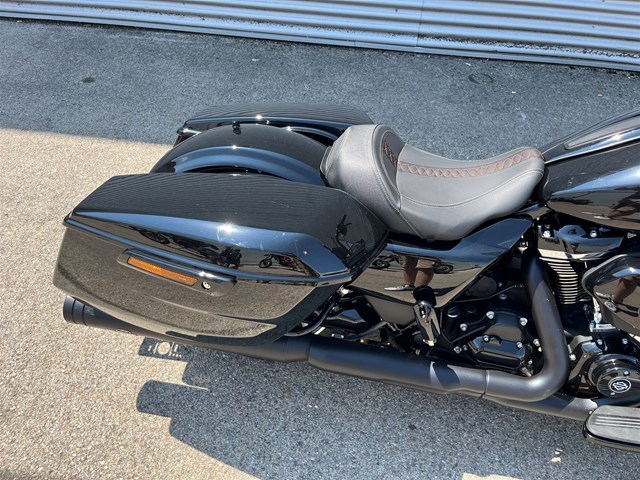 Harley-Davidson Road Glide FLTRX (Vivid Black/Black Finish) - Bild 5