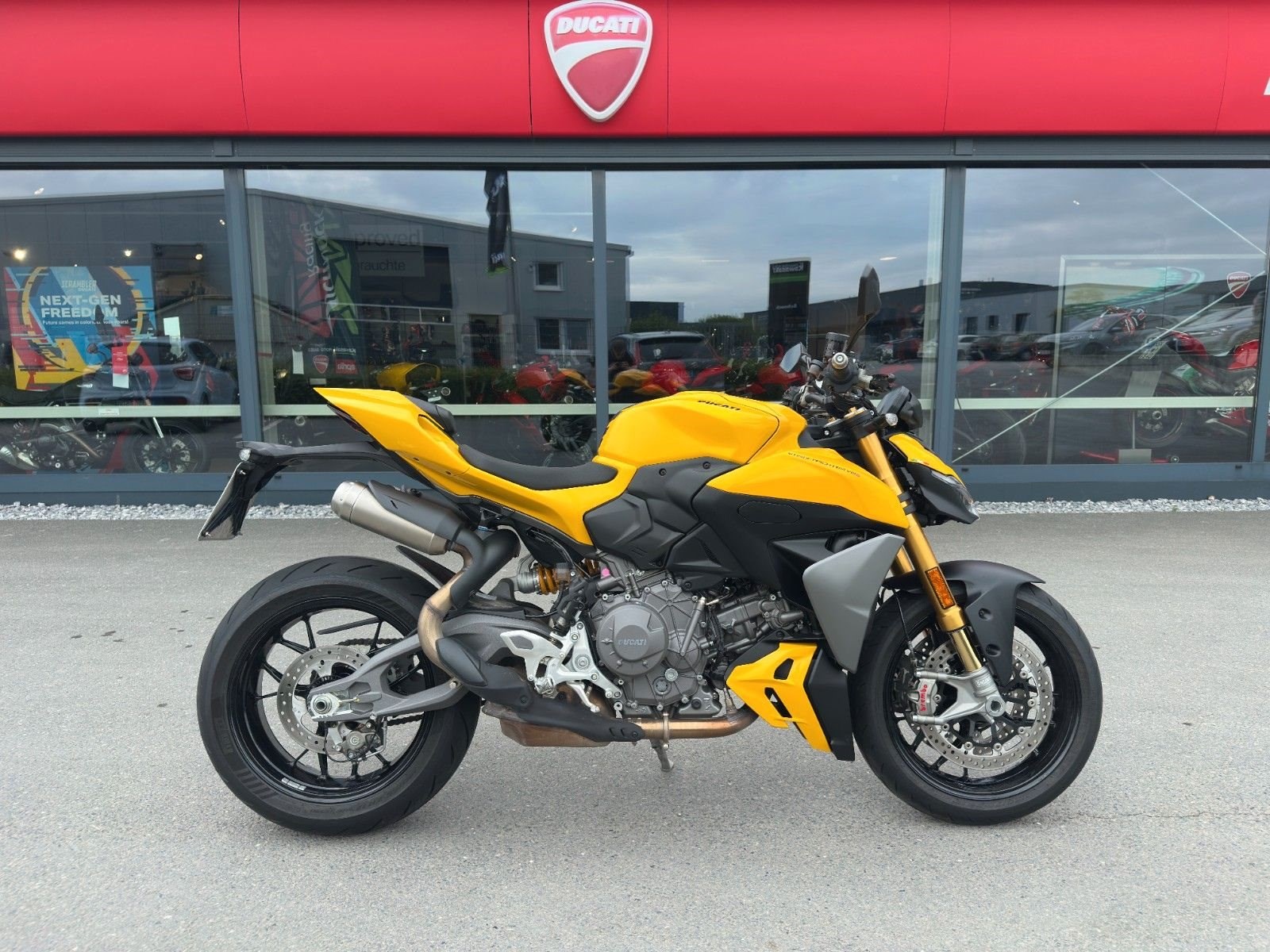 Ducati Streetfighter V2 S