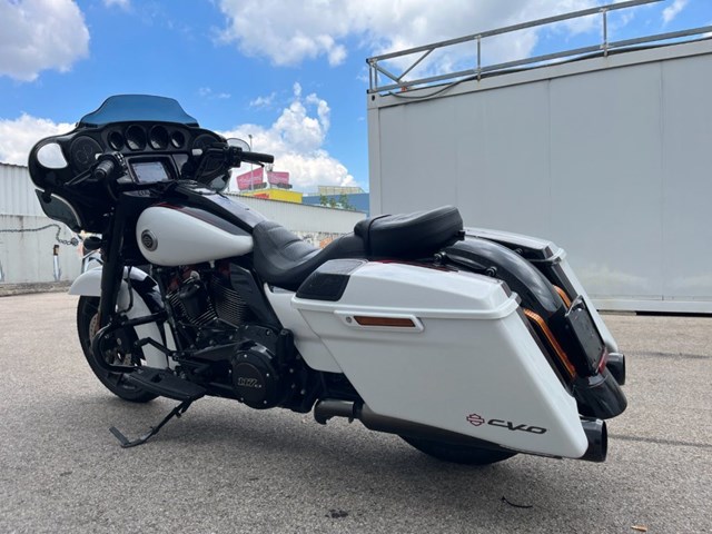 Harley-Davidson CVO Street Glide FLHXSE (weiss) - Bild 11