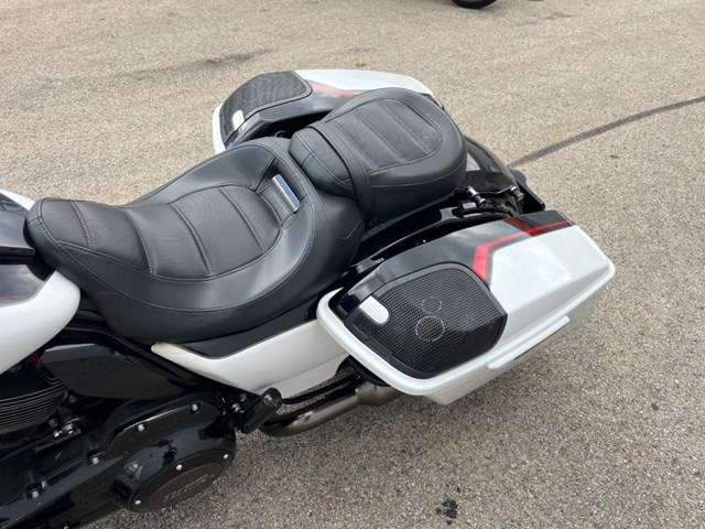 Harley-Davidson CVO Street Glide FLHXSE (weiss) - Bild 13