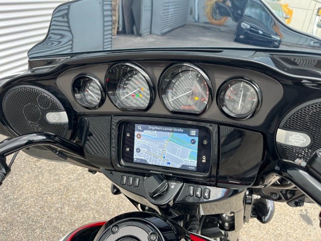 Harley-Davidson CVO Street Glide FLHXSE (weiss) - Bild 17