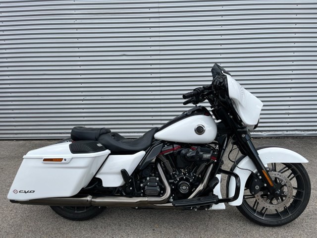 Harley-Davidson CVO Street Glide FLHXSE (weiss) - Bild 3