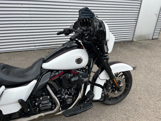 Harley-Davidson CVO Street Glide FLHXSE (weiss) - Bild 4