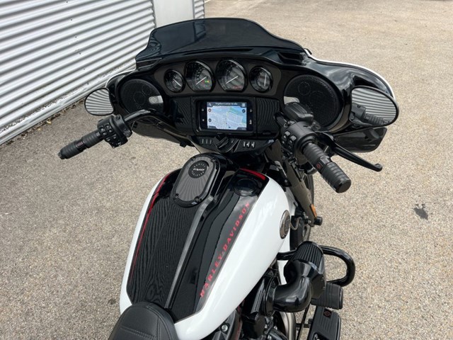 Harley-Davidson CVO Street Glide FLHXSE (weiss) - Bild 6
