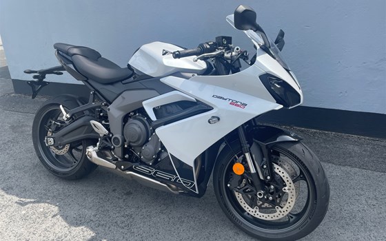Gebrauchtmotorrad Triumph Daytona 660 - Bild 3