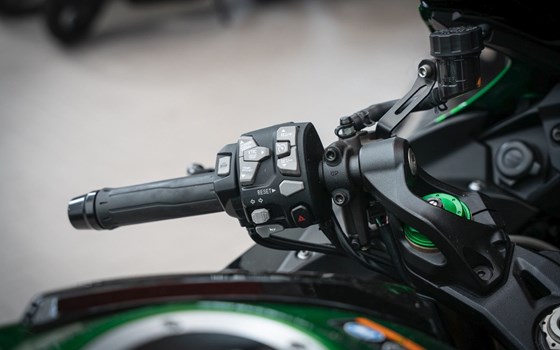 Gebrauchtmotorrad Kawasaki Ninja H2 SX SE - Bild 10