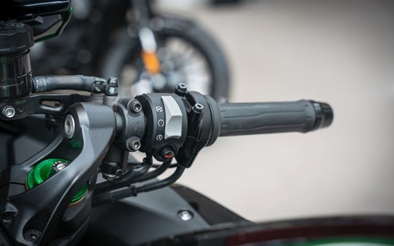 Gebrauchtmotorrad Kawasaki Ninja H2 SX SE - Bild 7