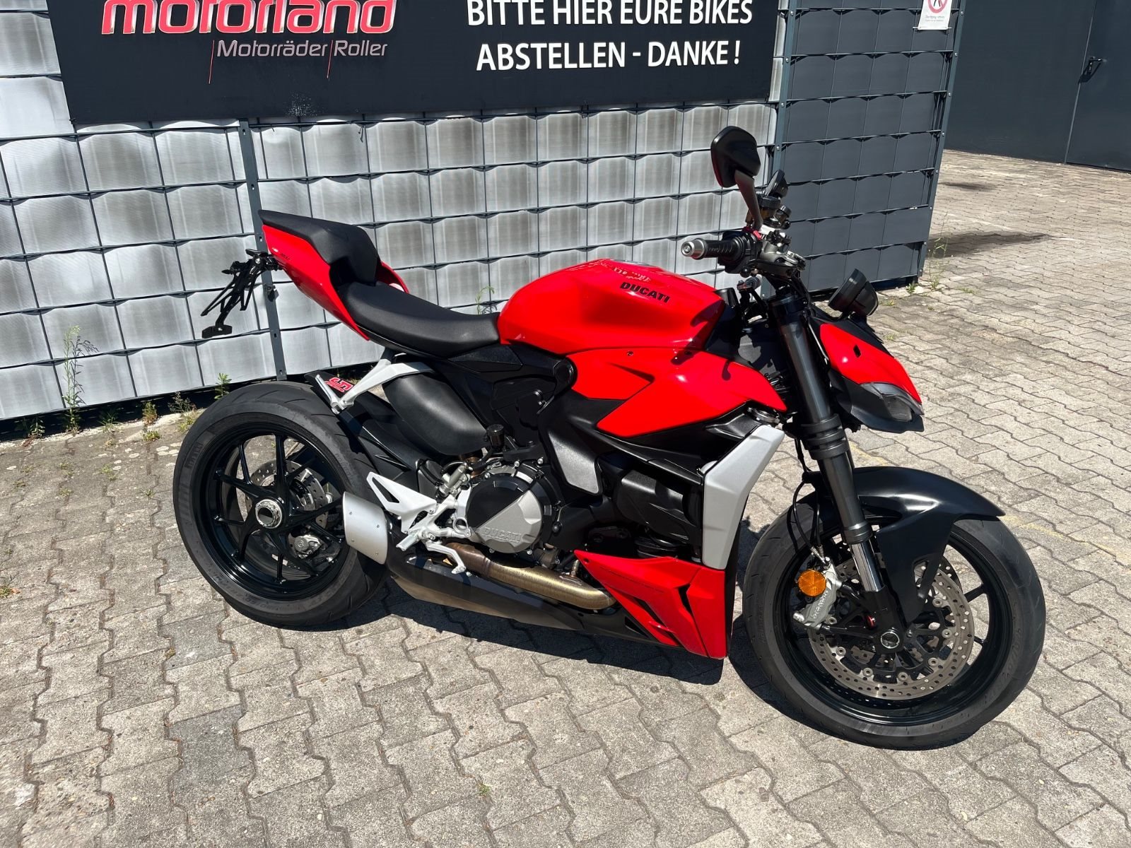 Ducati Streetfighter V2