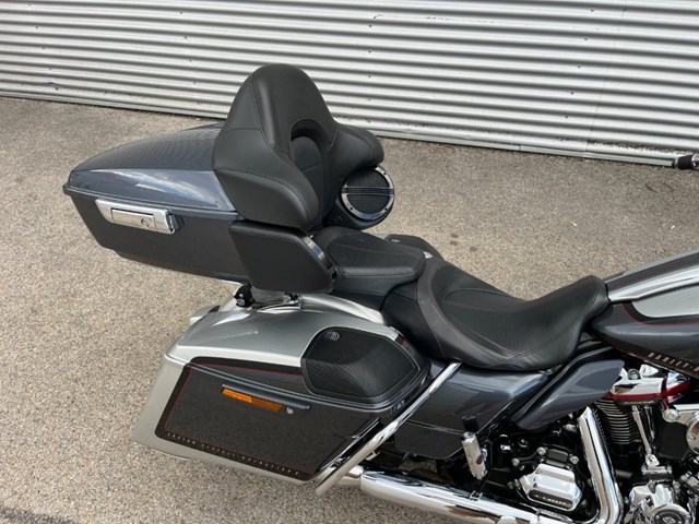 Harley-Davidson CVO Road Glide FLTRXSE (silber) - Bild 11