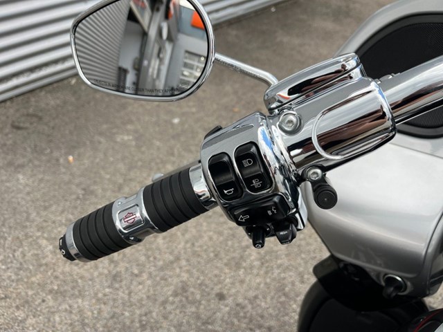 Harley-Davidson CVO Road Glide FLTRXSE (silber) - Bild 18