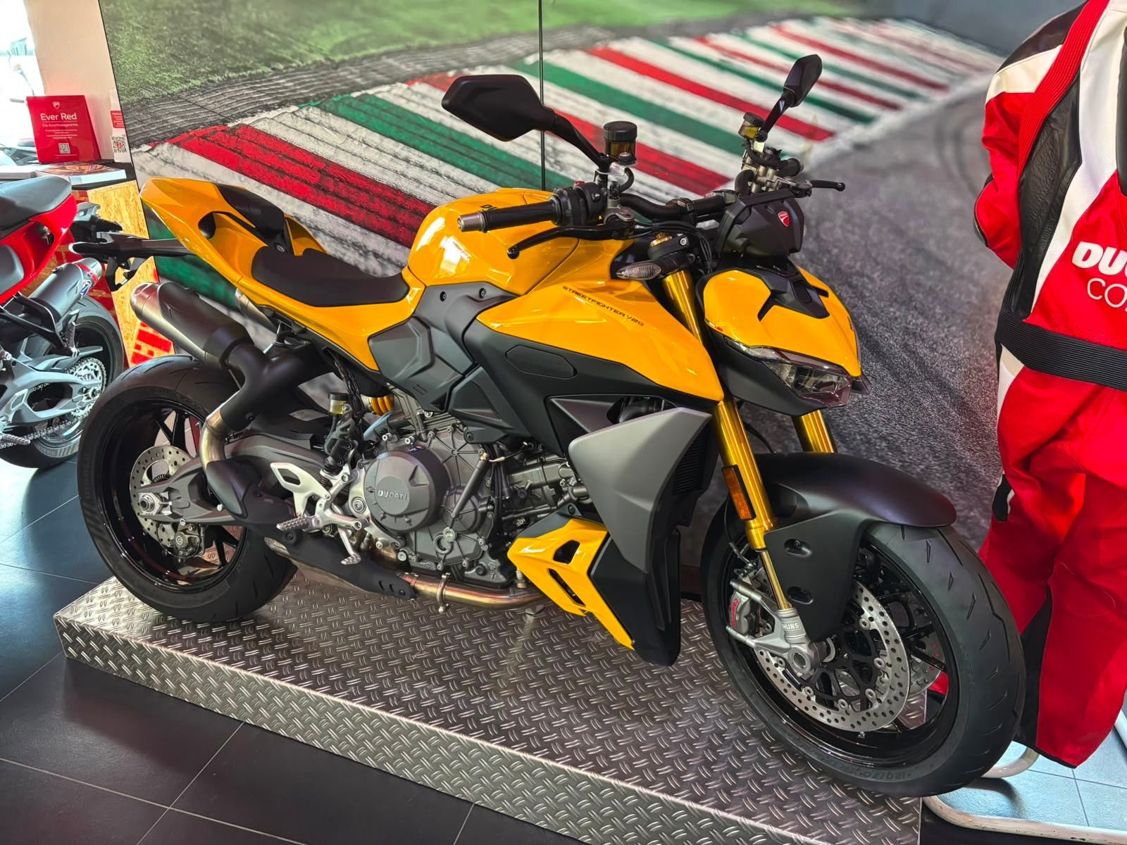 Ducati Streetfighter V2 S
