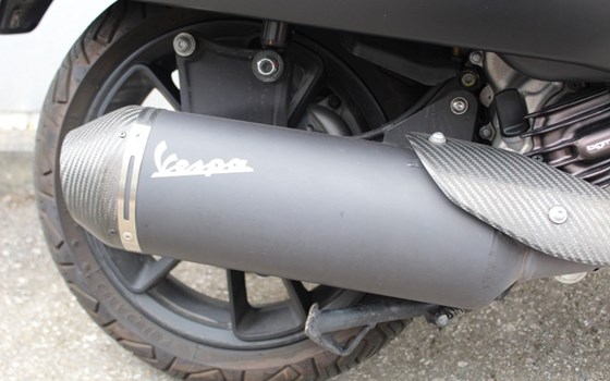 Gebrauchtmotorrad Vespa GTS 300 Super Notte - Bild 12