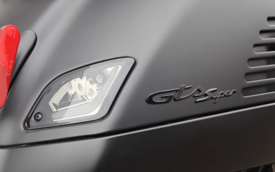 Gebrauchtmotorrad Vespa GTS 300 Super Notte - Bild 19